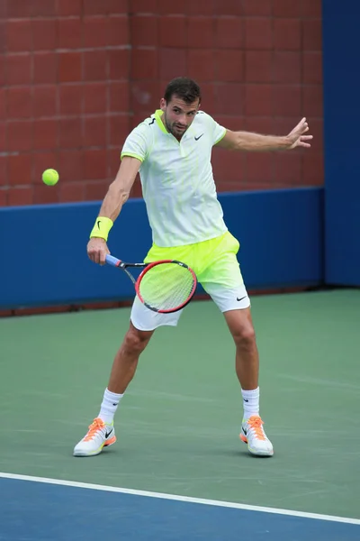 Jugador de tenis profesional Grigor Dimitrov de Bulgaria en acción durante el US Open 2016 ronda tres partido —  Fotos de Stock