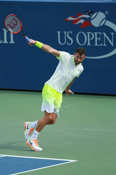 Jogador profissional de tênis Grigor Dimitrov da Bulgária em ação durante US Open 2016 round three match — Fotografia de Stock