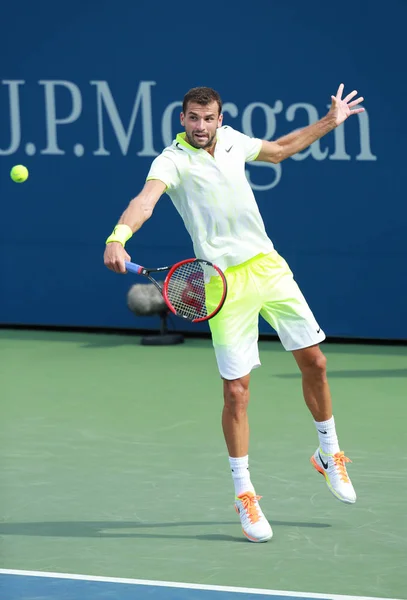 Le joueur de tennis professionnel Grigor Dimitrov de Bulgarie en action lors du troisième tour de l'US Open 2016 — Photo