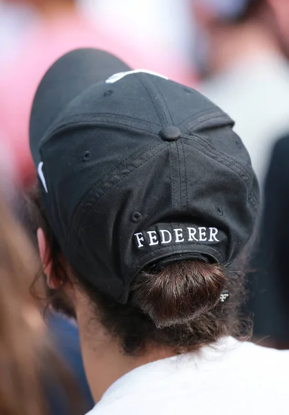 Tennis fläkt bär Roger Federers hatt under oss Open 2016 match på Billie Jean King National Tennis Center — Stockfoto