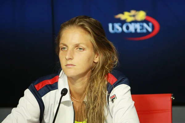 La tenista profesional Karolina Pliskova de la República Checa durante una conferencia de prensa después de su partido de semifinal en el US Open 2016 — Foto de Stock