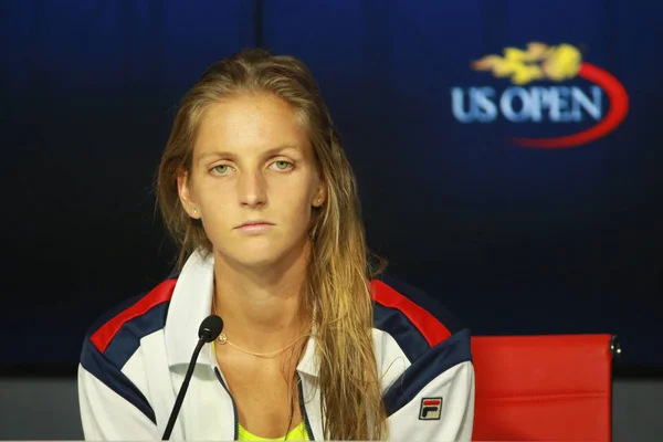 Professionele tennisspeelster Karolina Pliskova van Tsjechië tijdens persconferentie na haar halve finale wedstrijd op ons Open 2016 — Stockfoto