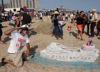  Sanatçı kum heykel Coney Island Beach üzerinde 27 yıllık Coney Island kum Heykel Yarışması sırasında oluşturur