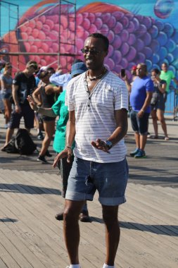  İnsanlar dans Brooklyn'de Coney Island Boardwalk tarihinde
