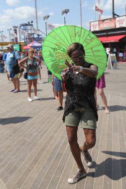  İnsanlar dans Brooklyn'de Coney Island Boardwalk tarihinde