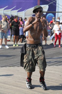  İnsanlar dans Brooklyn'de Coney Island Boardwalk tarihinde