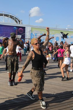  İnsanlar dans Brooklyn'de Coney Island Boardwalk tarihinde