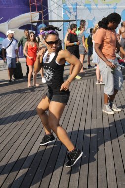  İnsanlar dans Brooklyn'de Coney Island Boardwalk tarihinde