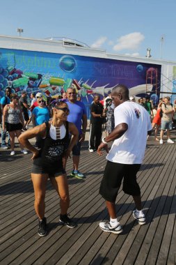  İnsanlar dans Brooklyn'de Coney Island Boardwalk tarihinde