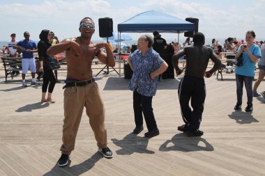  İnsanlar dans Brooklyn'de Coney Island Boardwalk tarihinde