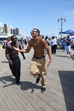  İnsanlar dans Brooklyn'de Coney Island Boardwalk tarihinde