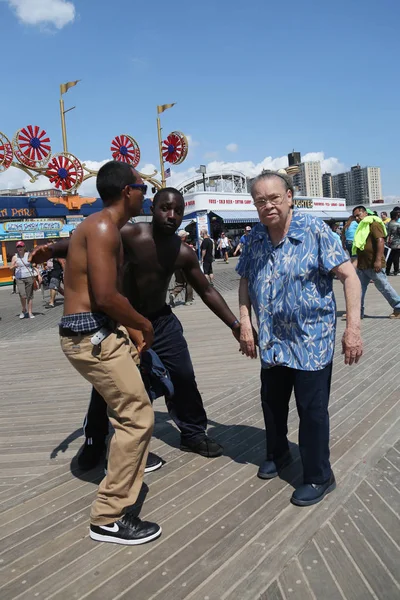  İnsanlar dans Brooklyn'de Coney Island Boardwalk tarihinde