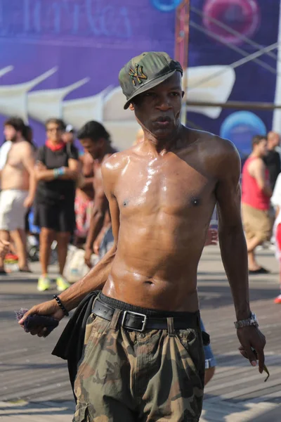  İnsanlar dans Brooklyn'de Coney Island Boardwalk tarihinde