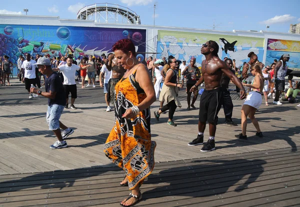  İnsanlar dans Brooklyn'de Coney Island Boardwalk tarihinde