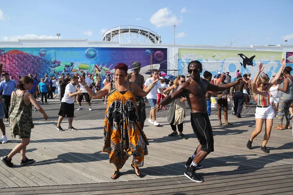  İnsanlar dans Brooklyn'de Coney Island Boardwalk tarihinde