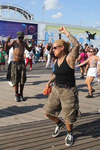 People dance on the Coney Island Boardwalk in Brooklyn — Stock Photo, Image