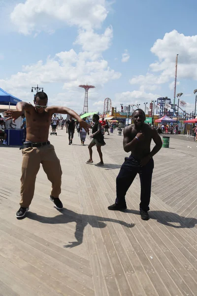 ブルックリンのコニーアイランド遊歩道沿いに人々 が踊り — ストック写真