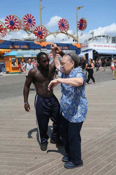  İnsanlar dans Brooklyn'de Coney Island Boardwalk tarihinde
