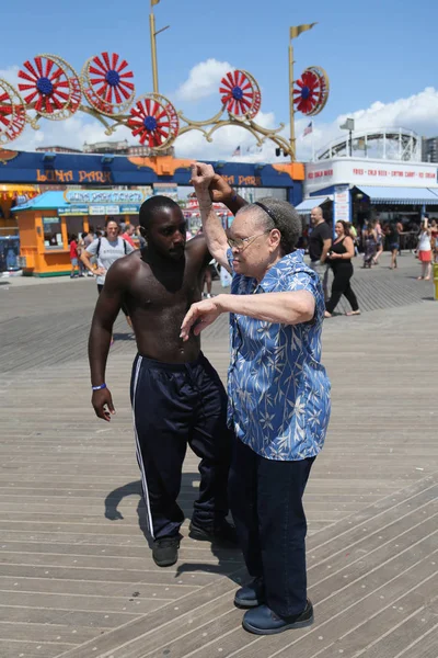 La gente balla sul lungomare di Coney Island a Brooklyn — Foto Stock