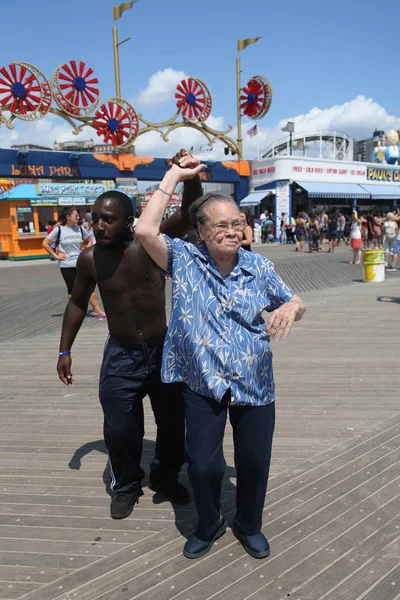  İnsanlar dans Brooklyn'de Coney Island Boardwalk tarihinde