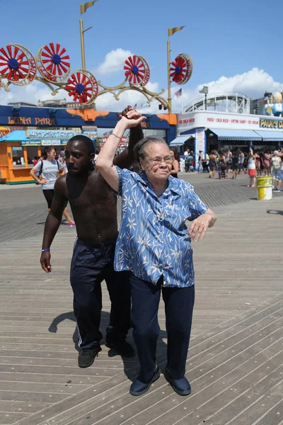La gente baila en el paseo marítimo de Coney Island en Brooklyn — Foto de Stock