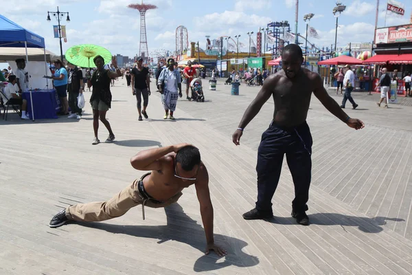 People dance on the Coney Island Boardwalk in Brooklyn — Stock Photo, Image