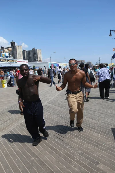 As pessoas dançam no Coney Island Boardwalk em Brooklyn — Fotografia de Stock