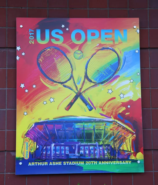 Плакат US Open 2017 демонстрируется в Национальном теннисном центре Billie Jean King в Нью-Йорке — стоковое фото