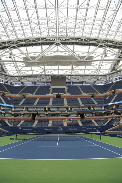Arthur Ashe Stadion met afgewerkte intrekbare dak aan de Billie Jean King National Tennis Center klaar voor ons Open 2017 toernooi — Stockfoto