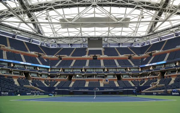 Arthur Ashe Stadium skončil zatahovací střechou na Billie Jean King National Tennis Center připravena pro nás Open 2017 turnaj — Stock fotografie