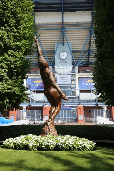 Arthur Ashe standbeeld voor het Arthur Ashe Stadion op de Billie Jean King National Tennis Center — Stockfoto