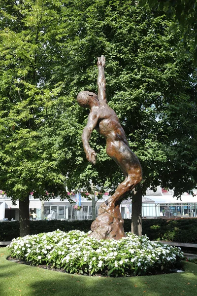 Статуя Артура Эша перед стадионом Артура Эша в Национальном теннисном центре Билли Джин Кинг — стоковое фото