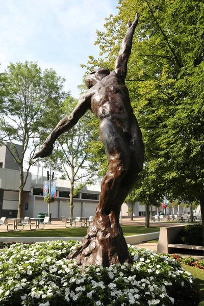 Statuia lui Arthur Ashe în fața stadionului Arthur Ashe de la Centrul Național de Tenis Billie Jean King — Fotografie, imagine de stoc