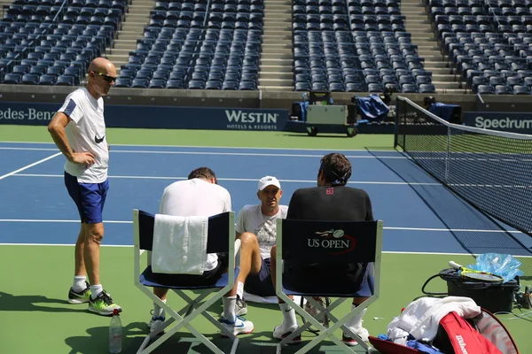 Команда Федерера во время тренировки на US Open 2017 в Национальном теннисном центре Billie Jean King — стоковое фото