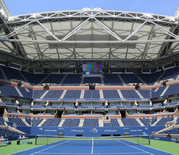Arthur Ashe Stadion met afgewerkte intrekbare dak aan de Billie Jean King National Tennis Center klaar voor ons Open 2017 — Stockfoto