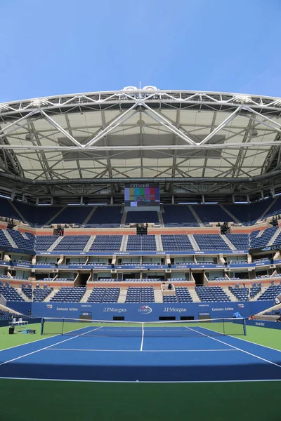 Arthur Ashe Stadium z gotowego chowany dach Billie Jean King narodowe centrum tenisowe gotowy dla nas otwarte 2017 — Zdjęcie stockowe