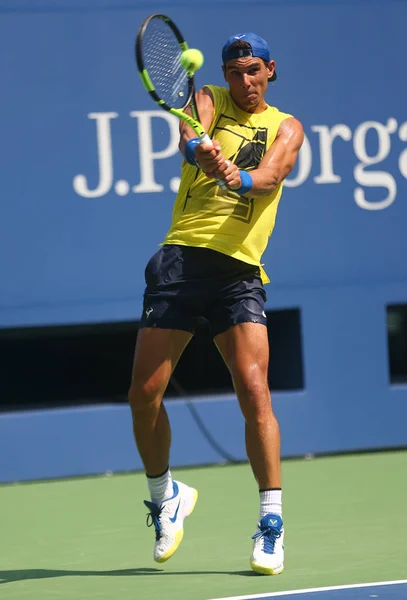 Quince veces campeón del Grand Slam Rafael Nadal de España practica para el US Open 2017 — Foto de Stock