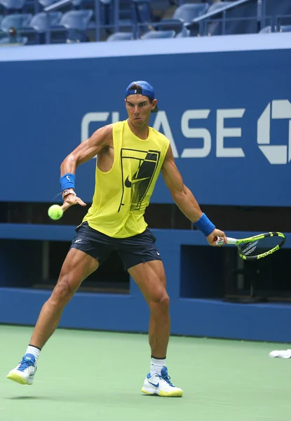Quince veces campeón del Grand Slam Rafael Nadal de España practica para el US Open 2017 — Foto de Stock