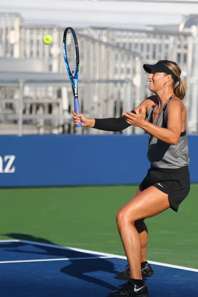 Fem gånger Grand Slam mästare Maria Sharapova i Ryska federationen praxis för oss öppna 2017 — Stockfoto