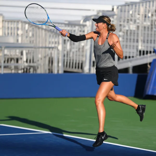 Cinco veces campeona del Grand Slam Maria Sharapova de la Federación Rusa practica para el Abierto de los Estados Unidos 2017 — Foto de Stock