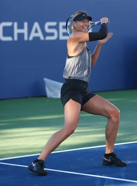 Die fünfmalige Grand-Slam-Siegerin Maria Scharapowa vom russischen Verband trainiert für die US Open 2017 — Stockfoto