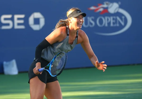 Cinco veces campeona del Grand Slam Maria Sharapova de la Federación Rusa practica para el Abierto de los Estados Unidos 2017 — Foto de Stock