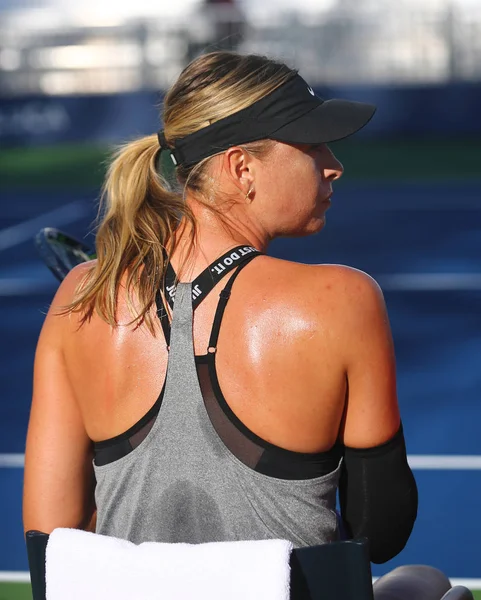 Cinco veces campeona del Grand Slam Maria Sharapova de la Federación Rusa practica para el Abierto de los Estados Unidos 2017 — Foto de Stock