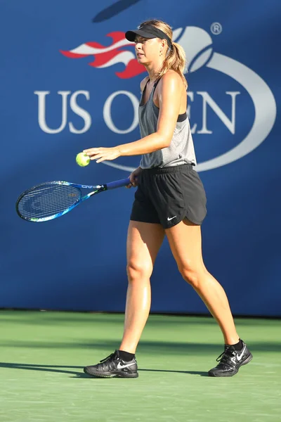 Cinco veces campeona del Grand Slam Maria Sharapova de la Federación Rusa practica para el Abierto de los Estados Unidos 2017 — Foto de Stock