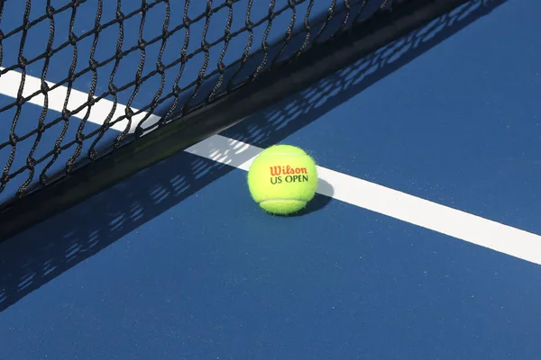 Nás otevřené Wilson tenisový míč na Národní tenisové centrum Billie Jean — Stock fotografie