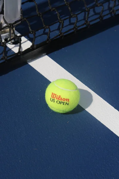 私たちオープン ウィルソン テニス ボール ビリー ビリージーンキングナショナル テニス センターで — ストック写真