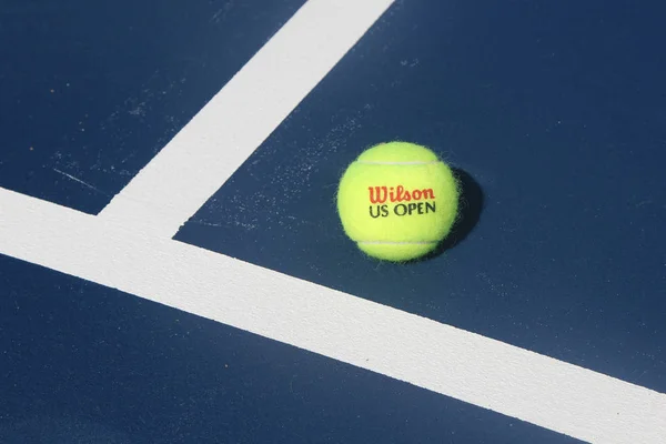 Abierto de EE.UU. Wilson pelota de tenis en Billie Jean King National Tennis Center —  Fotos de Stock