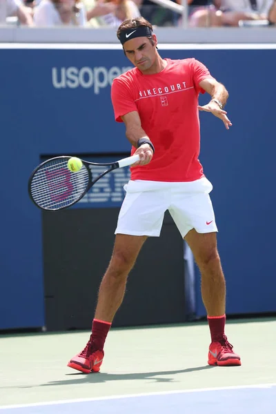 Nitton gånger Grand Slam mästare Roger Federer av Schweiz praxis för oss öppna 2017 — Stockfoto