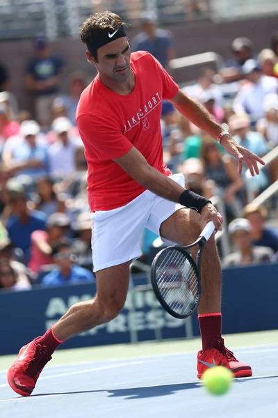 Diecinueve veces campeón del Grand Slam Roger Federer de Suiza practica para el US Open 2017 — Foto de Stock