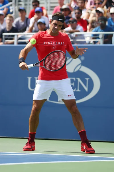 On dokuz kez Grand Slam şampiyonu Roger Federer İsviçre uygulamaları bize açık 2017 — Stok fotoğraf